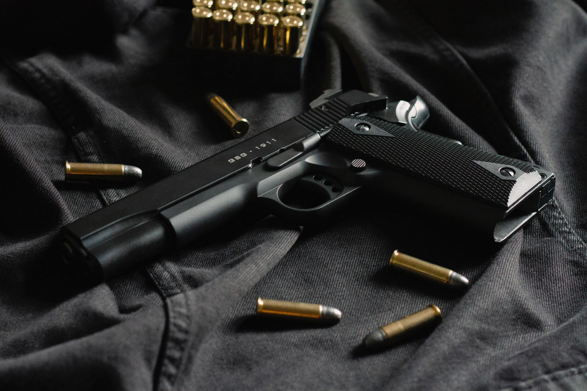 Pistola negra con las balas a su alrededor