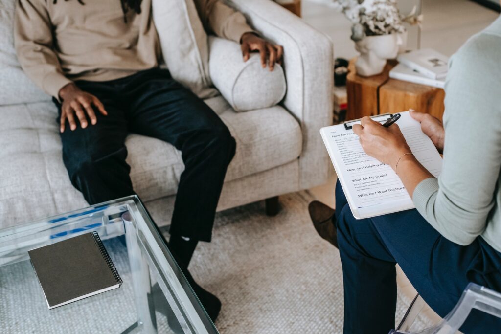 Especialista en psicología tratando a paciente en consulta